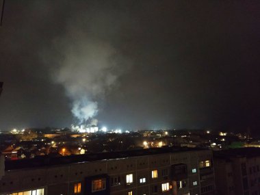 Mandıra geceleri sigara içiyor.