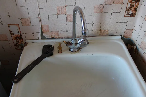 Repair Old Water Tap — Stock Photo, Image