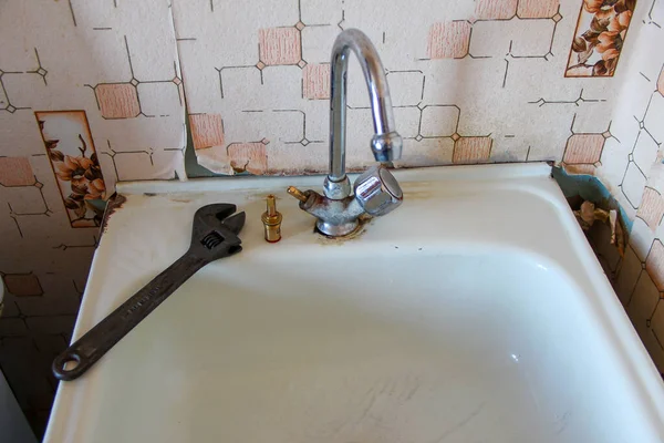 Repair Old Water Tap — Stock Photo, Image