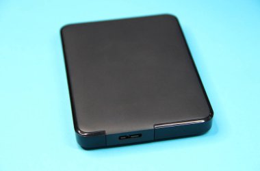 Mavi arkaplandaki harici sabit disk, çapraz görünüm, boşluğu kopyala