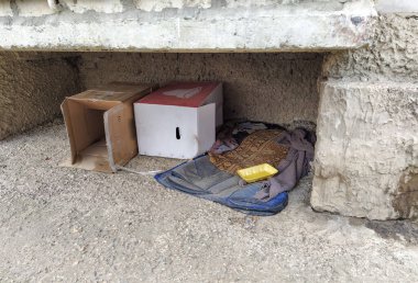 Sokak köpekleri için yapılmış bir köpek kulübesi.