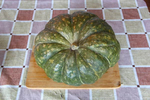 Calabaza Verde Grande Una Tabla Cortar Mesa — Foto de Stock