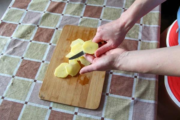 Dişi, çiğ patatesi yakın mesafeden keser.