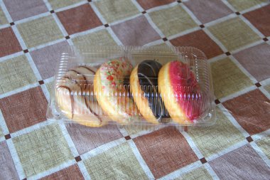 Bir masanın üzerinde paketlenmiş lezzetli çörekler