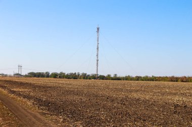 Alanın arka planındaki telekomünikasyon kulesi