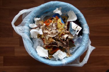 Çöp tenekesinde tavuk artıkları.