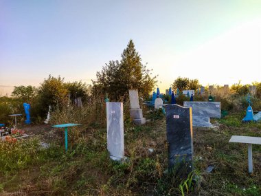 Gün batımında eski kırsal mezarlık