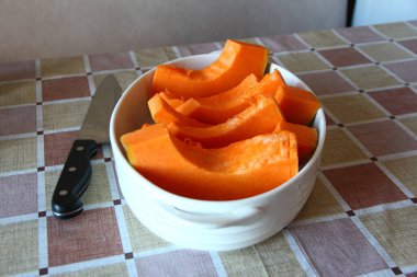 Fırın tabağında olgun balkabağı parçaları