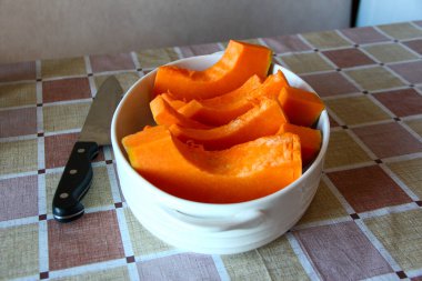 Fırın tabağında olgun balkabağı parçaları