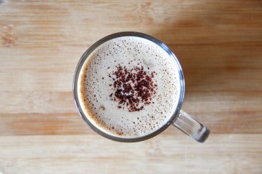 Şeffaf kapuçino bardağı. Çikolata kaplı köpüklü.