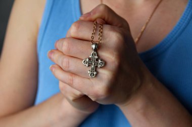 Altın Hıristiyan haçı kadınların elinde, kapat