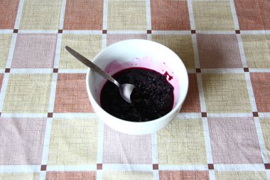 Beyaz tabakta Bliueberry reçeli