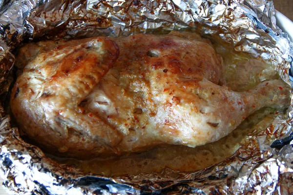 Baharatlı folyoda pişmiş yarım tavuk.