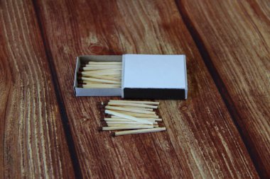 Ahşap arkaplanda kibrit kutusu ve kibrit kutusu, kopyalama alanı