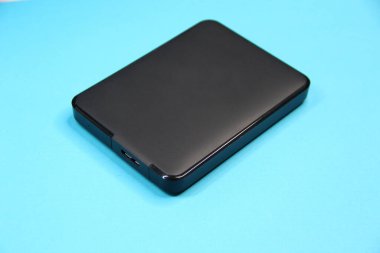 Mavi arkaplandaki siyah harici sabit disk, boşluğu kopyala