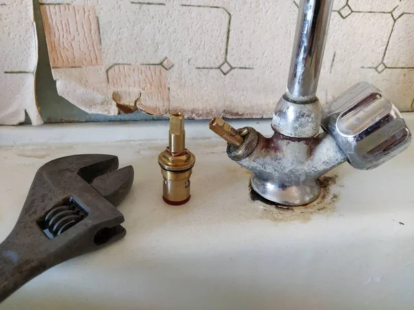 Repair of the old water tap on the kitchen