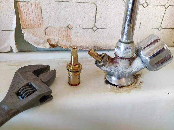 Repair of the old water tap on the kitchen