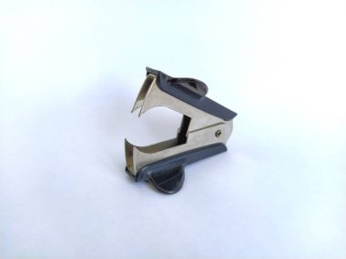 Beyaz arkaplan üzerindeki zımba çıkarıcı izole edilmiş makro