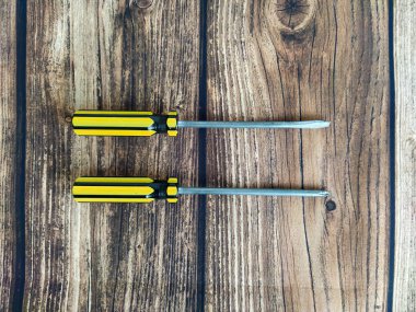 Tahta masada iki tornavida var.