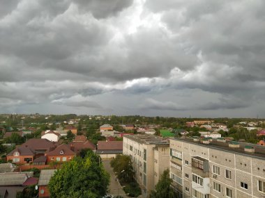 Şehrin üzerinde kara fırtına bulutları