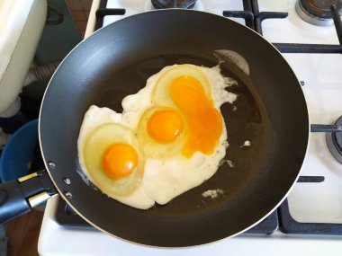 Tavada kızartılmış üç yumurtadan omlet.