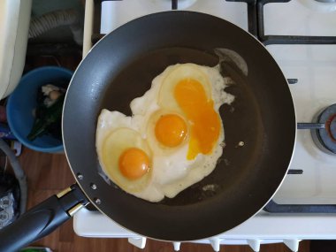 Tavada kızartılmış üç yumurtadan omlet.