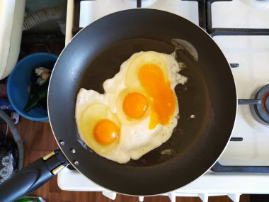 Tavada kızartılmış üç yumurtadan omlet.