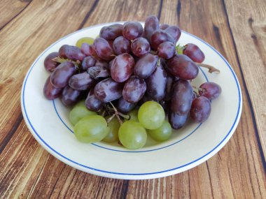 Tabakta kırmızı ve beyaz üzümler