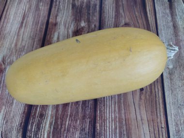 Ahşap bir arka planda olgun kabak.