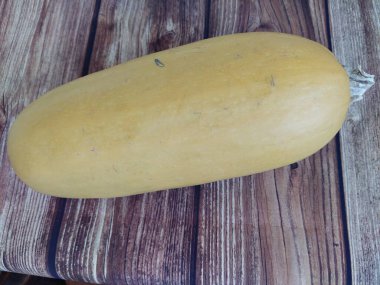 Ahşap bir arka planda olgun kabak.