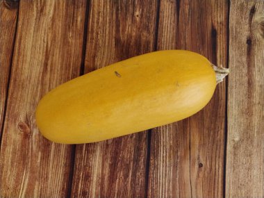 Ahşap bir arka planda olgun kabak.