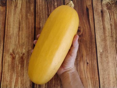 Ahşap bir arka planda olgun kabak.