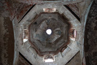 Terk edilmiş eski kilisede kubbe, içeriden görüş.