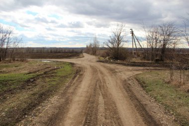 Tarımsal alanlar arasında kırsal yollar kesişiyor