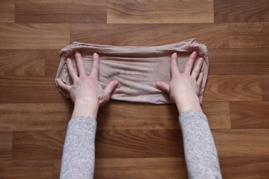 Zemini paçavrayla yıkayan kadın, birinci şahıs manzaralı.