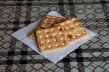 Mutfak masasındaki peçetenin üzerinde düşük kalorili bisküviler var.