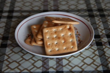Mutfak masasındaki tabakta düşük kalorili bisküviler var.