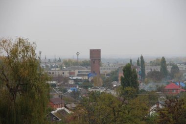 Eski su kulesiyle şehir manzarası