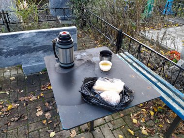 Mezarlıktaki anma yemeği.