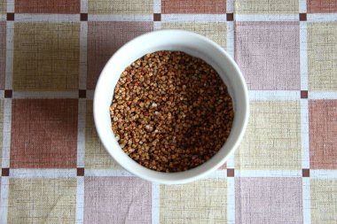 Çiğ karabuğdaylı tabak.