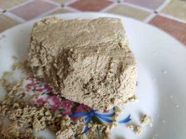 Halva üzerindeki ısırık izleri beyaz bir tabakta.