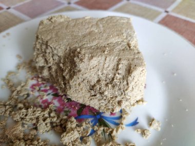 Halva üzerindeki ısırık izleri beyaz bir tabakta.