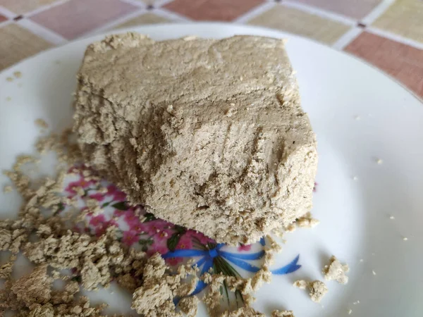 Halva üzerindeki ısırık izleri beyaz bir tabakta.