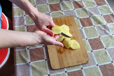 Dişi, çiğ patatesi yakın mesafeden keser.