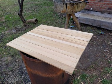 Bahçede tahta tahta var.