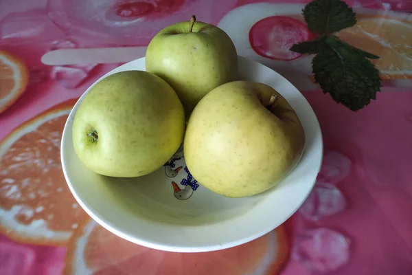 Trzy Zielone Jabłka Talerzu — Zdjęcie stockowe
