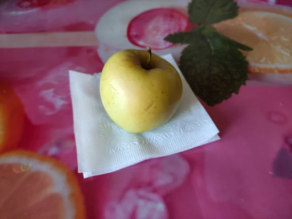 Manzana Amarilla Madura Sobre Servilleta Sobre Mesa — Foto de Stock