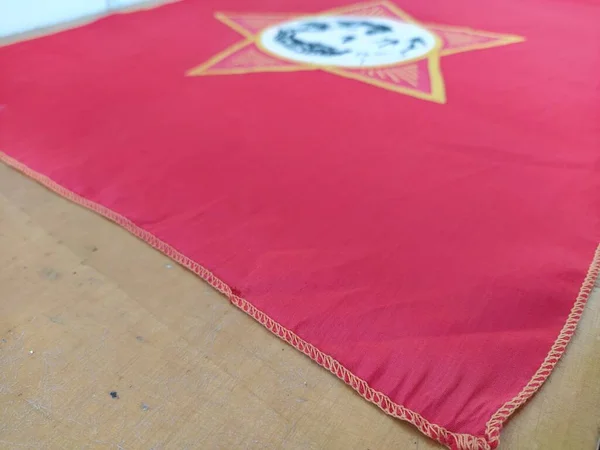 木制背景上印有年轻列宁形象的红色苏联国旗 — 图库照片
