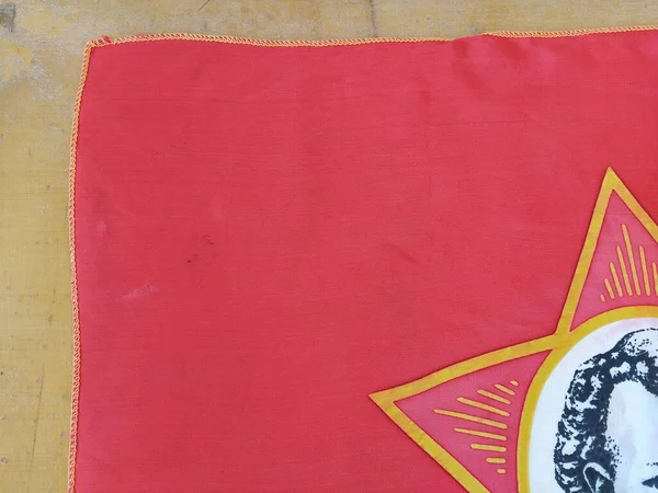 木制背景上印有年轻列宁形象的红色苏联国旗 — 图库照片