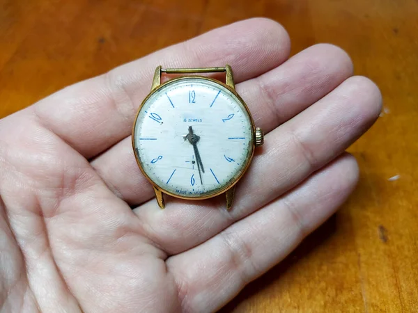 Gamla Sovjetiska Guld Handled Klocka Handen Närbild — Stockfoto